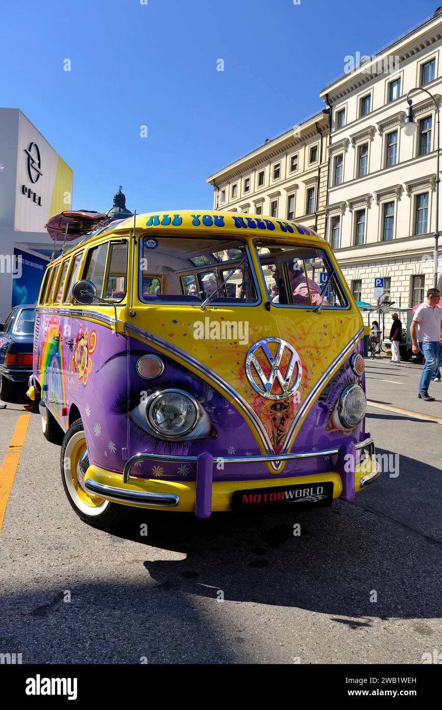 VW Transporter T1, Vorderansicht, mit Surfbrettern und Malerei aus der Hippie-Ära, München, Bayern, Deutschland Stockfoto