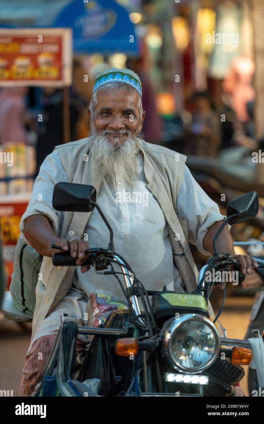 Muslimischer Mann auf dem Motorrad, Basar, in Charminar, Hyderabad, Andhra Pradesh, Indien Stockfoto