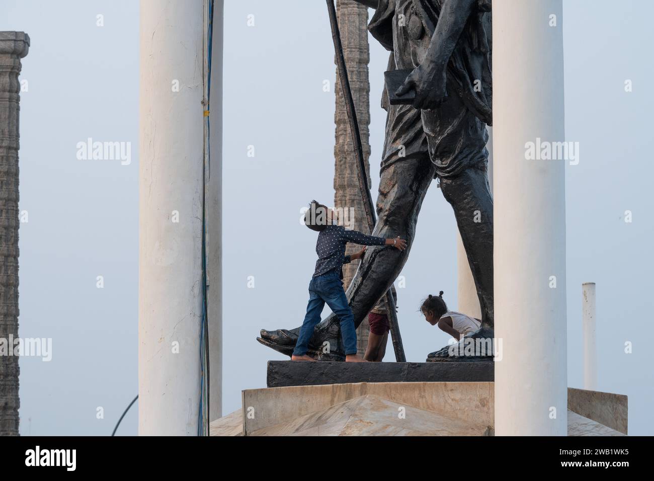 Kinder am Fuße eines Mahatma Gandhi Monuments, Statue, ehemalige französische Kolonie Pondicherry oder Puducherry, Tamil Nadu, Indien Stockfoto