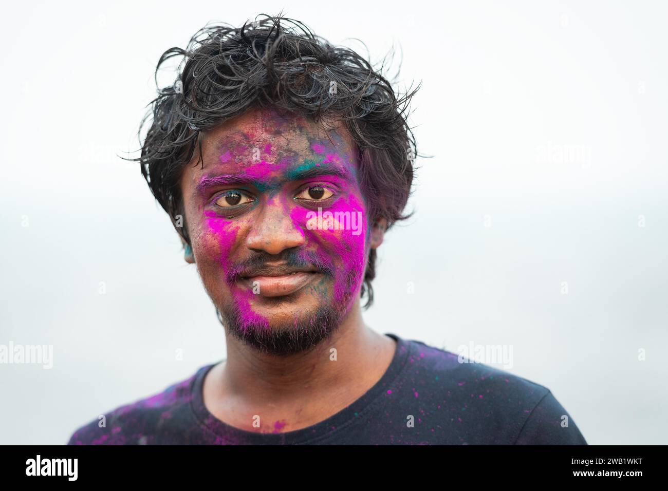 Mann mit Farbe im Gesicht, Holi Festival, indisches Frühlingsfest, traditionelles Farbenfest, Pondicherry oder Puducherry, Tamil Nadu, Indien Stockfoto