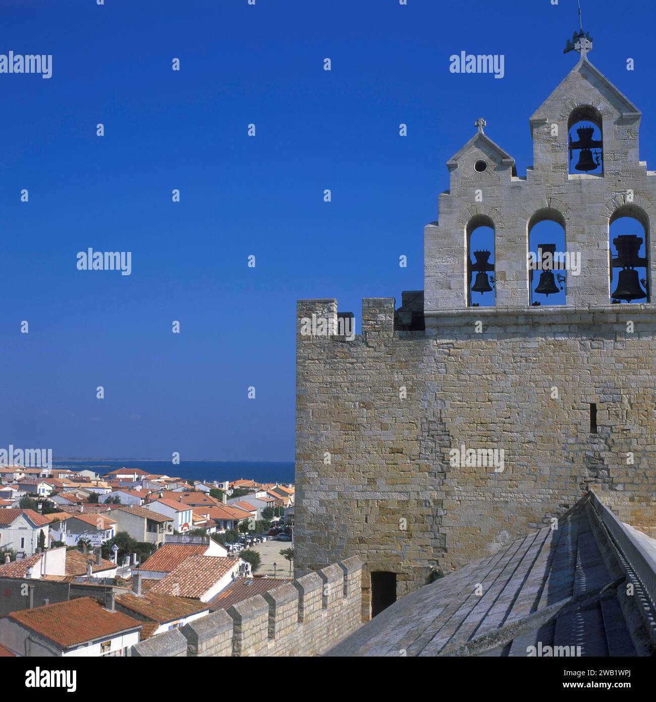 Blick vom Dach der Kirche Notre-Dame-de-la-Mer, Saintes-Maries-de-la-Mer, Camargue, Frankreich Stockfoto