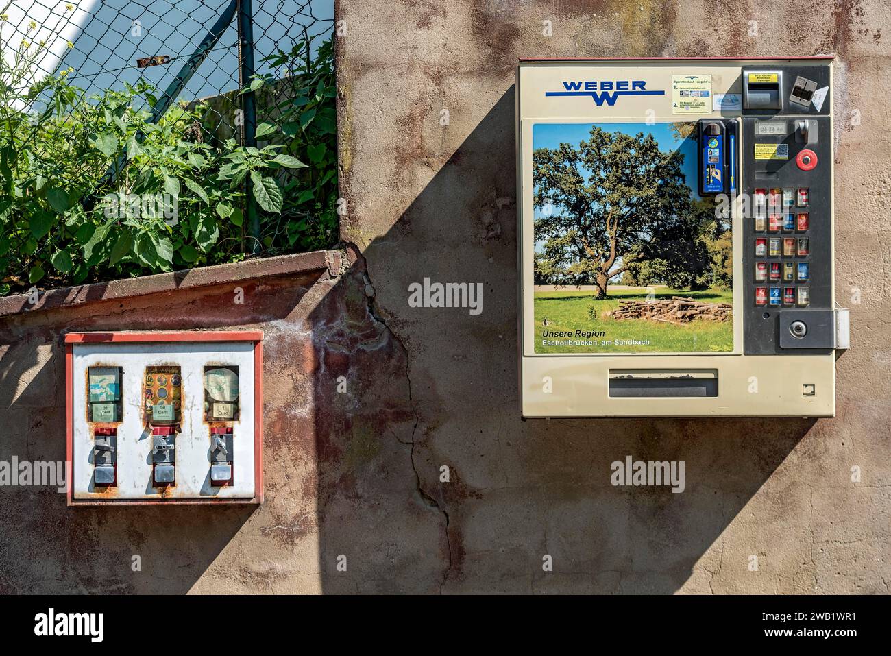 Kaugummiautomat und Zigarettenautomat zusammen an einer Wand, Spielautomaten für Kinder und Erwachsene, Kaugummi, Zigaretten Stockfoto