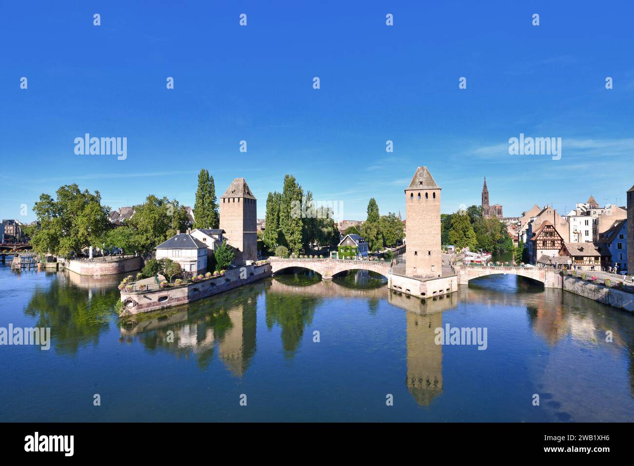 Straßburg, Frankreich - September 2023: Historischer Turm der Brücke Ponts Couvert als Teil von Verteidigungsarbeiten, die im 13. Jahrhundert an der Ill errichtet wurden Stockfoto