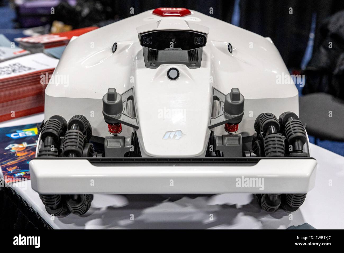 Las Vegas, USA. Januar 2024. Der Mähroboter von Mammotion wird während der CES 2024 Media Days am 7. Januar 2024 im Mandalay Bay in Las Vegas, NV, ausgestellt. (Travis P Ball/SIPA USA) Credit: SIPA US/Alamy Live News Stockfoto