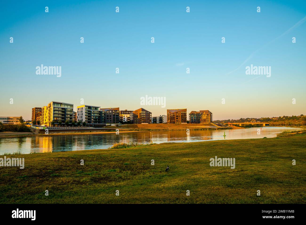 Litauen, neue Gebäude Häuser am Fluss Natur Landschaft von neris und neman Fluss Wasser in kaunas Stadt bei Sonnenuntergang bei warmem Sonnenuntergang, Blick von Stockfoto