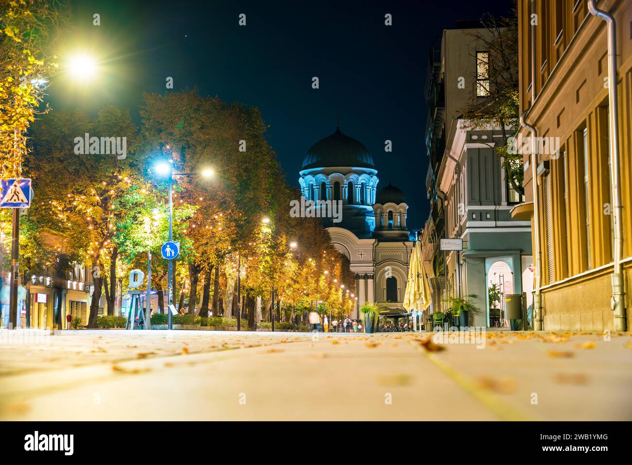 Kaunas, Litauen, 28. September 2023, Kirche St. michael das Erzengelgebäude in der Innenstadt erleuchtet bei Nacht in magischem Licht neben der Resta Stockfoto