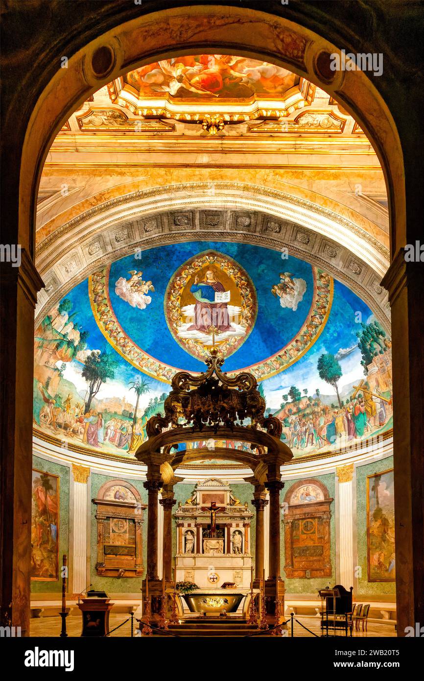 Hauptaltar und Apsis der Basilika di Santa Croce in Gerusalemme, Rom, Italien, Stockfoto