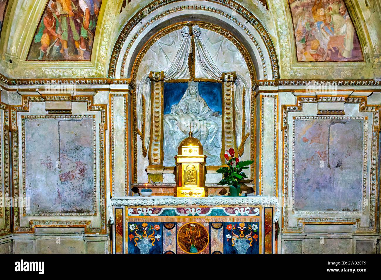 Altar in der Krypta der Basilika di Santa Croce in Gerusalemme, Rom, Italien, Stockfoto