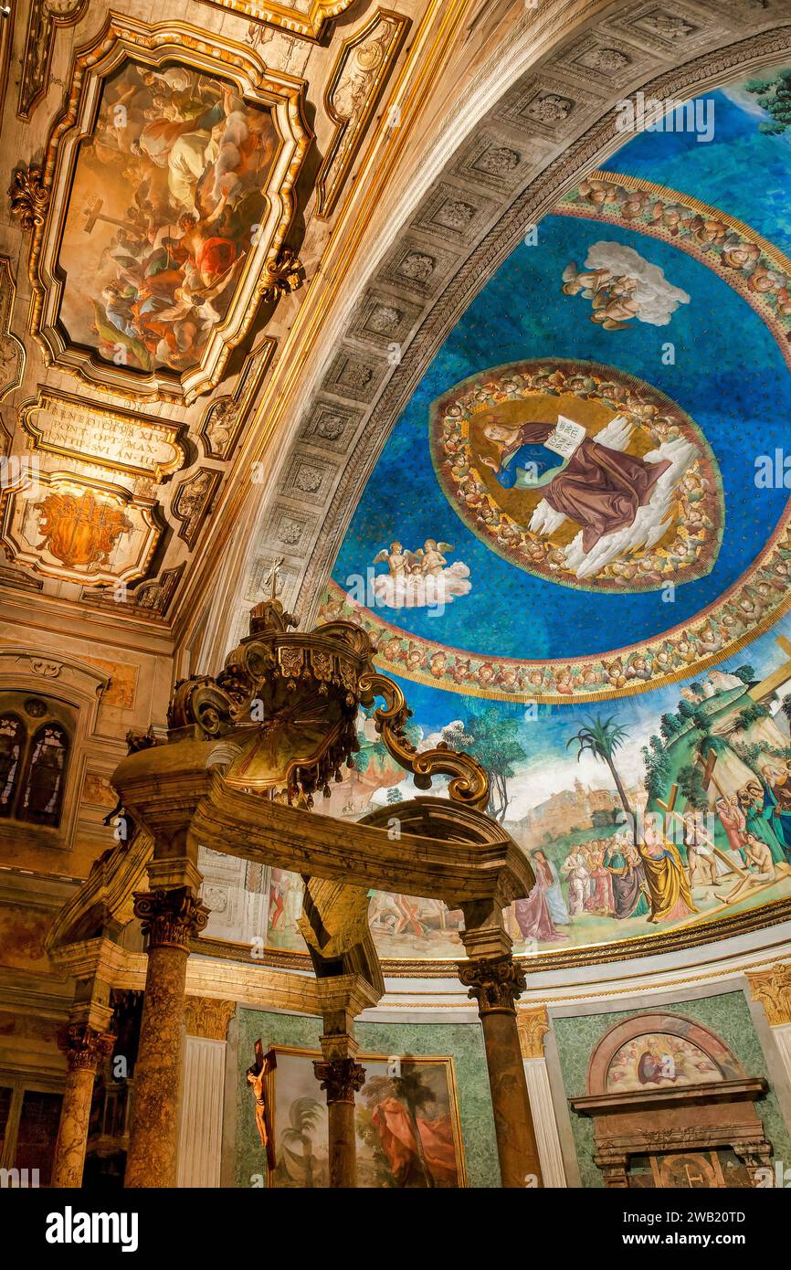 Hauptaltar und Apsis der Basilika di Santa Croce in Gerusalemme, Rom, Italien, Stockfoto