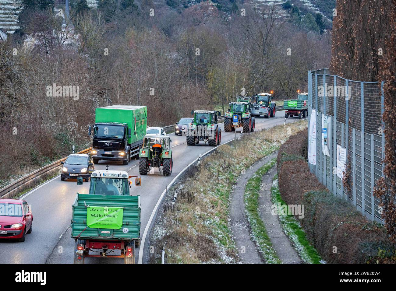 Demonstration der Landwirte im Landkreis Ludwigsburg - Bauern legen die L1100 bei Neckarweihingen lahm 08.01.2024: Am heutigen Morgen kam es auf Grund der Demonstration der Landwirte zu einem massiven Verkehrschaos auf der L1100 Berich Neckarweihingen. Diese legen zum Teil den Verkehr fast lahm in dem alle Fahrspuren mit Traktoren befahren wurden. POL-LB: Polizeipräsidium Ludwigsburg: Demonstrationen der Landwirte - Lagefortschreibung 8:00 Uhr die Verkehrslage insgesamt beruhigt sich wieder etwas. Schwerpunkt im Landkreis Böblingen ist weiterhin der Bereich zwischen Herrenberg und Böblingen Stockfoto