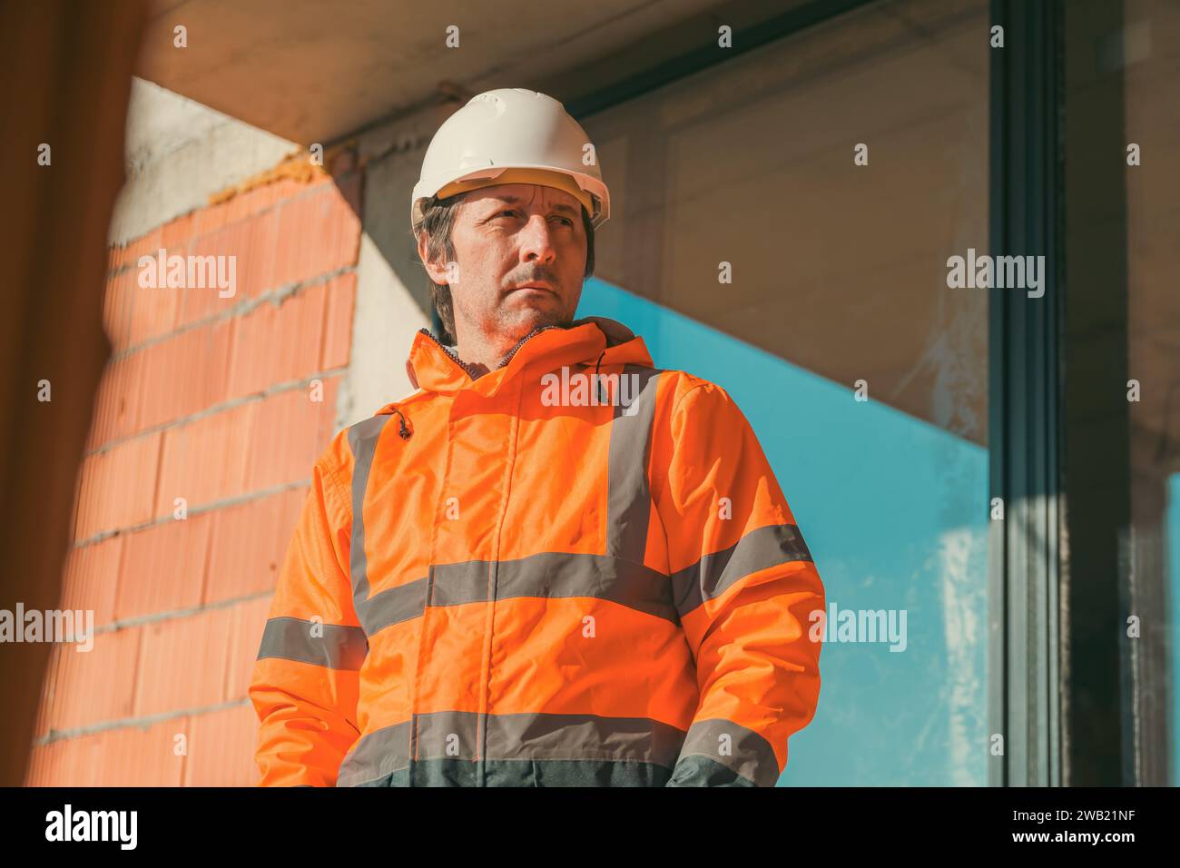 Bauingenieur bei der Baustelleninspektion, selektiver Fokus Stockfoto