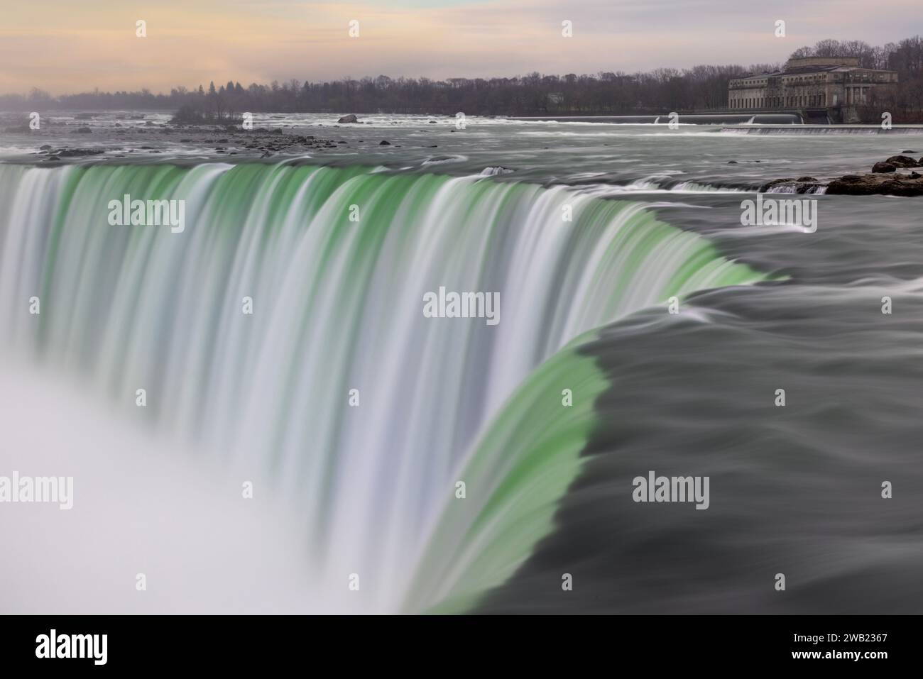 Niagarafälle, Ontario, Kanada, gehören zum UNESCO-Weltkulturerbe und gehören zu den beliebtesten Touristenzielen der Welt. Stockfoto