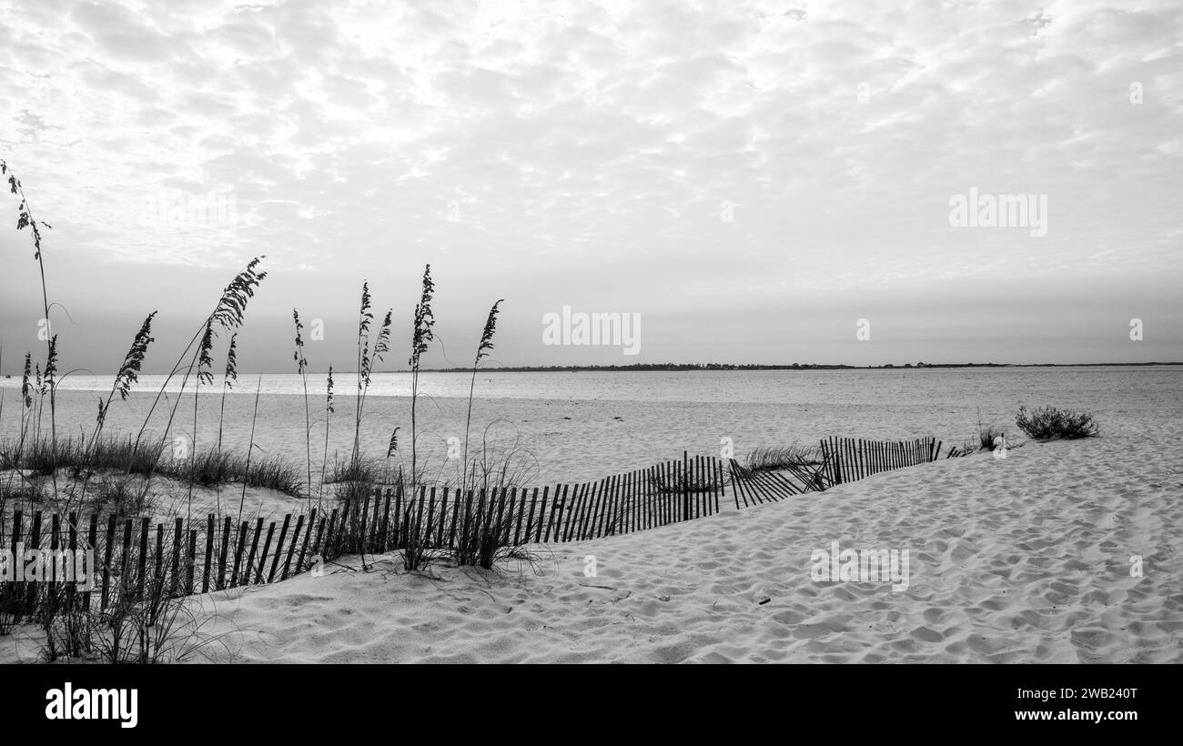 Ein Schwarzweißfoto von einem Strand in Pensacola, Florida, USA. Stockfoto