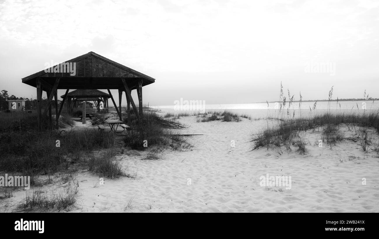 Ein Schwarzweißfoto von einem Strand in Pensacola, Florida, USA. Stockfoto