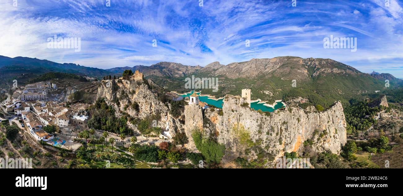 Sehenswürdigkeiten von Spanien. Mittelalterliches Dorf Guadalest, Panoramablick auf die Drohne mit Burg auf den Felsen und türkisfarbenem See. Provinz Alicante Stockfoto