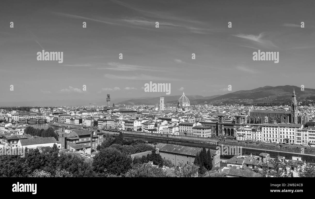 Schwarzweiß-Panoramablick auf das historische Zentrum von Florenz, Toskana, Italien, vom Piazzale Michelangelo aus Stockfoto