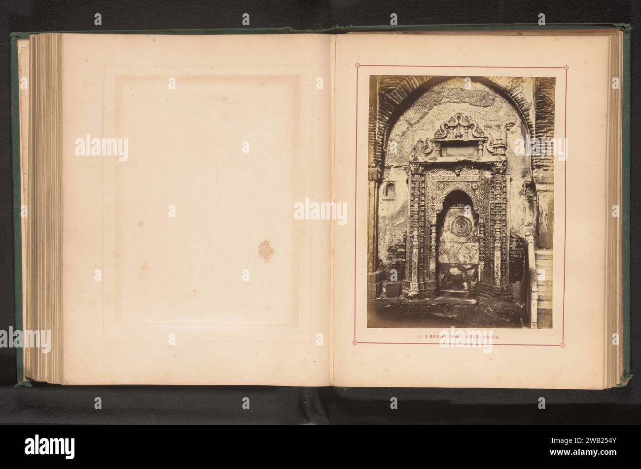 Mihrab, ein Gebet-Tennis, in einer Ruine einer Moschee in Ahmedabad, Thomas Biggs, um 1856 - in oder vor 1866 Foto Ahmedabad fotografische Unterstützung Albumendruck Tempel, Schrein  Islam, Mohammedanismus Ahmedabad Stockfoto Mihrab, ein Gebet-Tennis, in einer Ruine einer Moschee in Ahmedabad, Thomas Biggs, um 1856 - in oder vor 1866 Foto Ahmedabad fotografische Unterstützung Albumendruck Tempel, Schrein  Islam, Mohammedanismus Ahmedabad Stockfoto