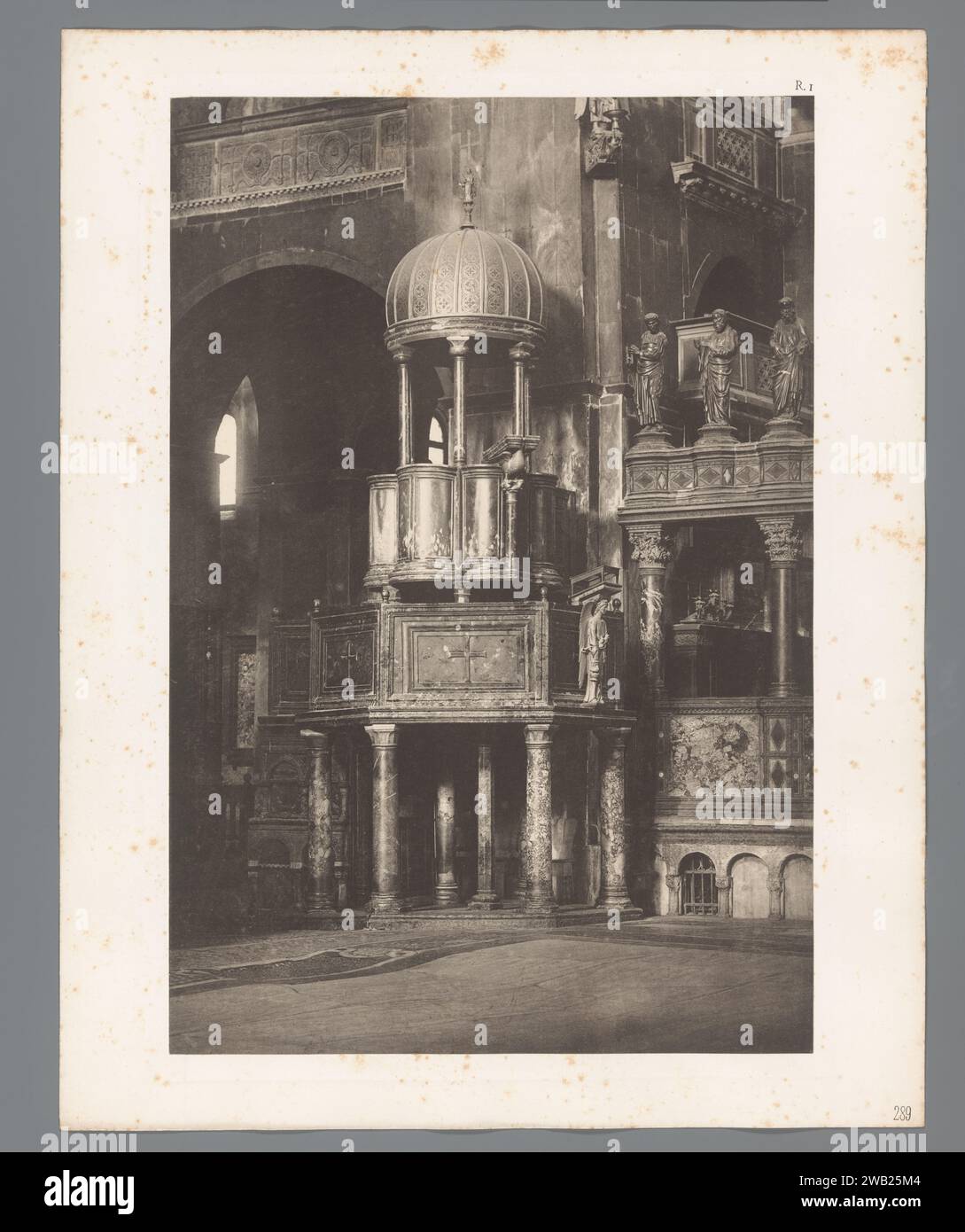 Kanzel am Markusplatz in Venedig, Carl Heinrich Jacobi, um 1880 - in oder vor 1885 fotomechanischer Druck dieser Druck ist Teil eines Umschlags mit 58 Drucken auf 50 Blatt. Basilika San Marco Papierkollotype Kanzel, Ambo, Chor Basilika San Marco Stockfoto