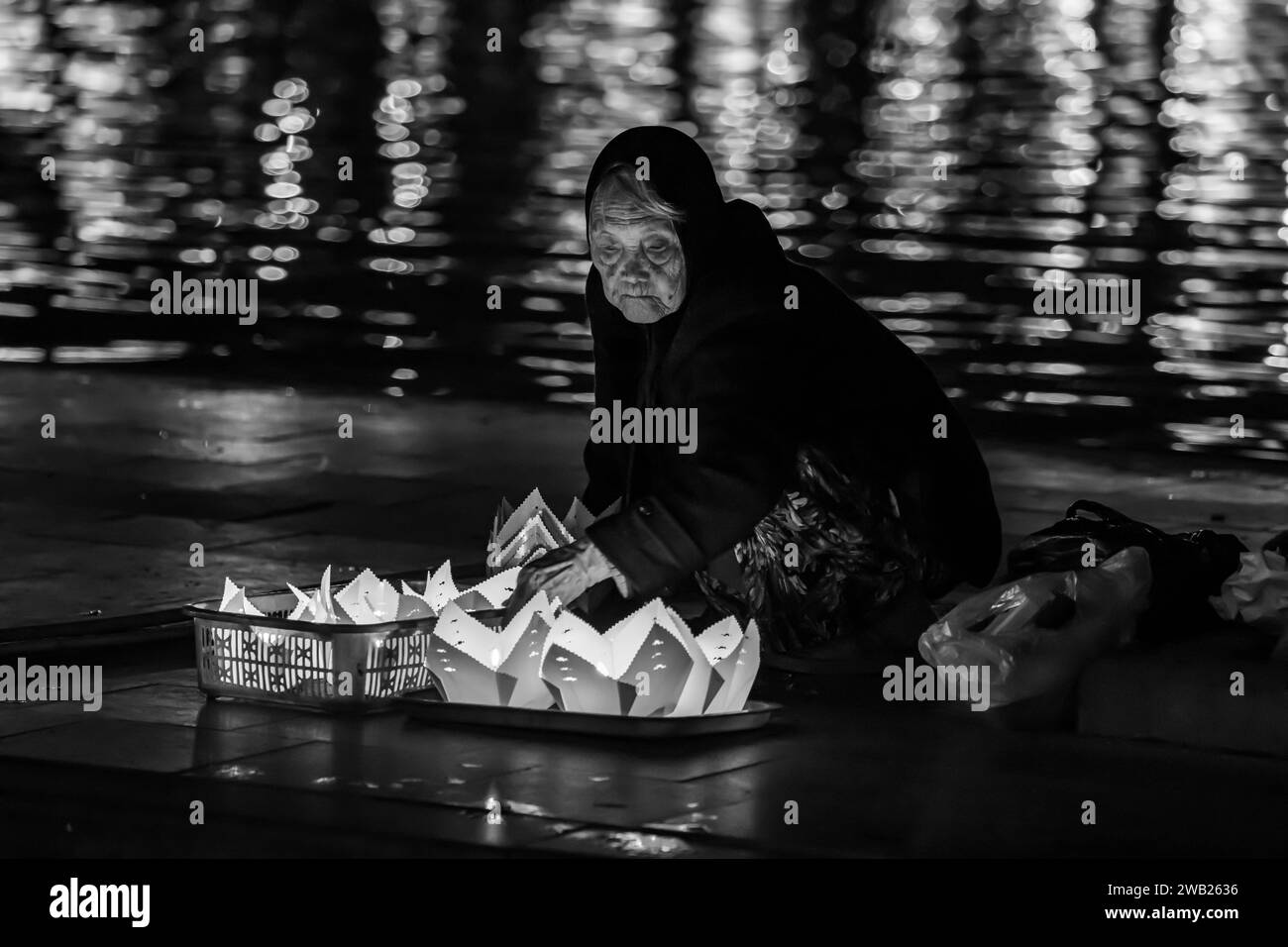 Die arme alte Frau verkauft Laternen und Kerzen in Hoi an Vietnam Stockfoto