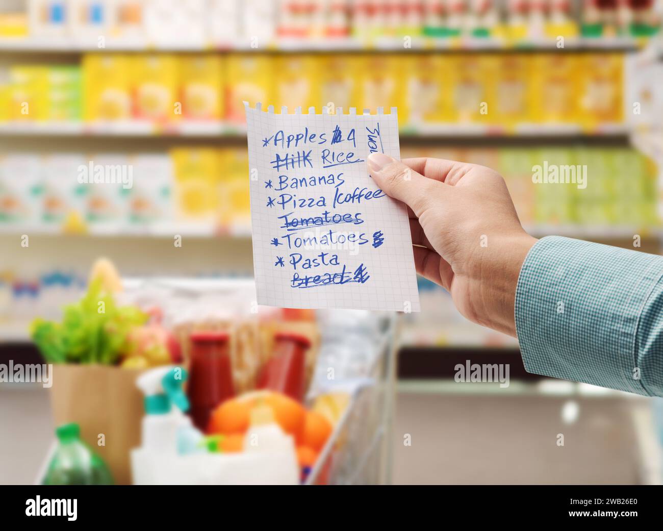 Frau im Supermarkt, die Lebensmittel kauft und eine Einkaufsliste hält, ein Bild vom Standpunkt Stockfoto