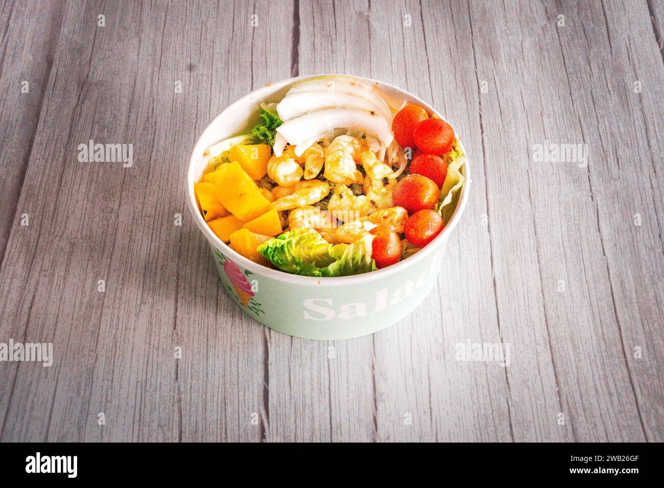 Gesunde Garnelenschale mit Kürbis, Salat, Baby-Tomaten und hart gekochtem Ei Stockfoto