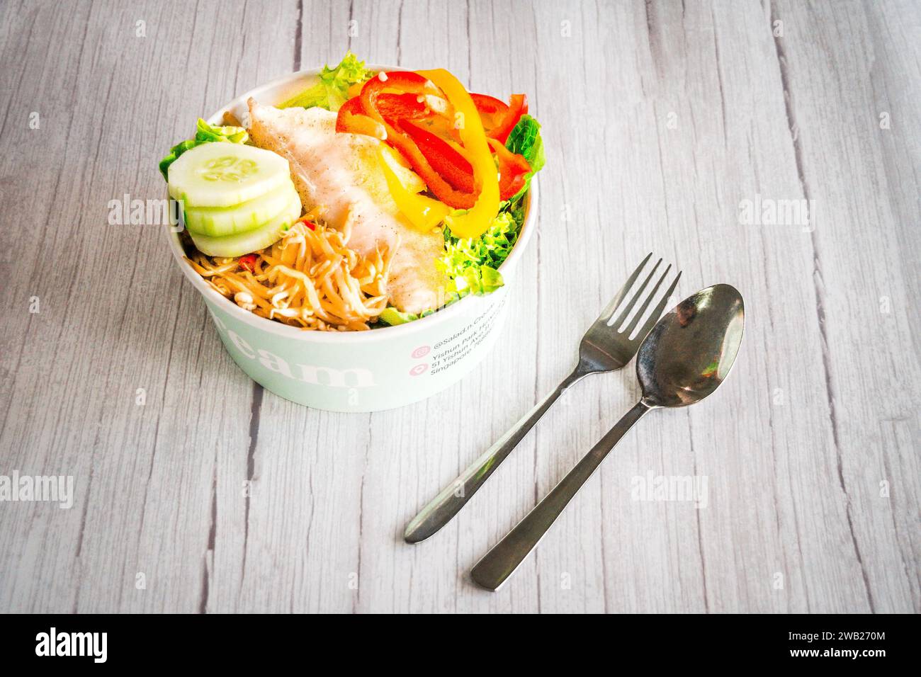 dory Fisch gesunde Schüssel mit Sojasprossen, Gurke, Salat und Paprika Stockfoto