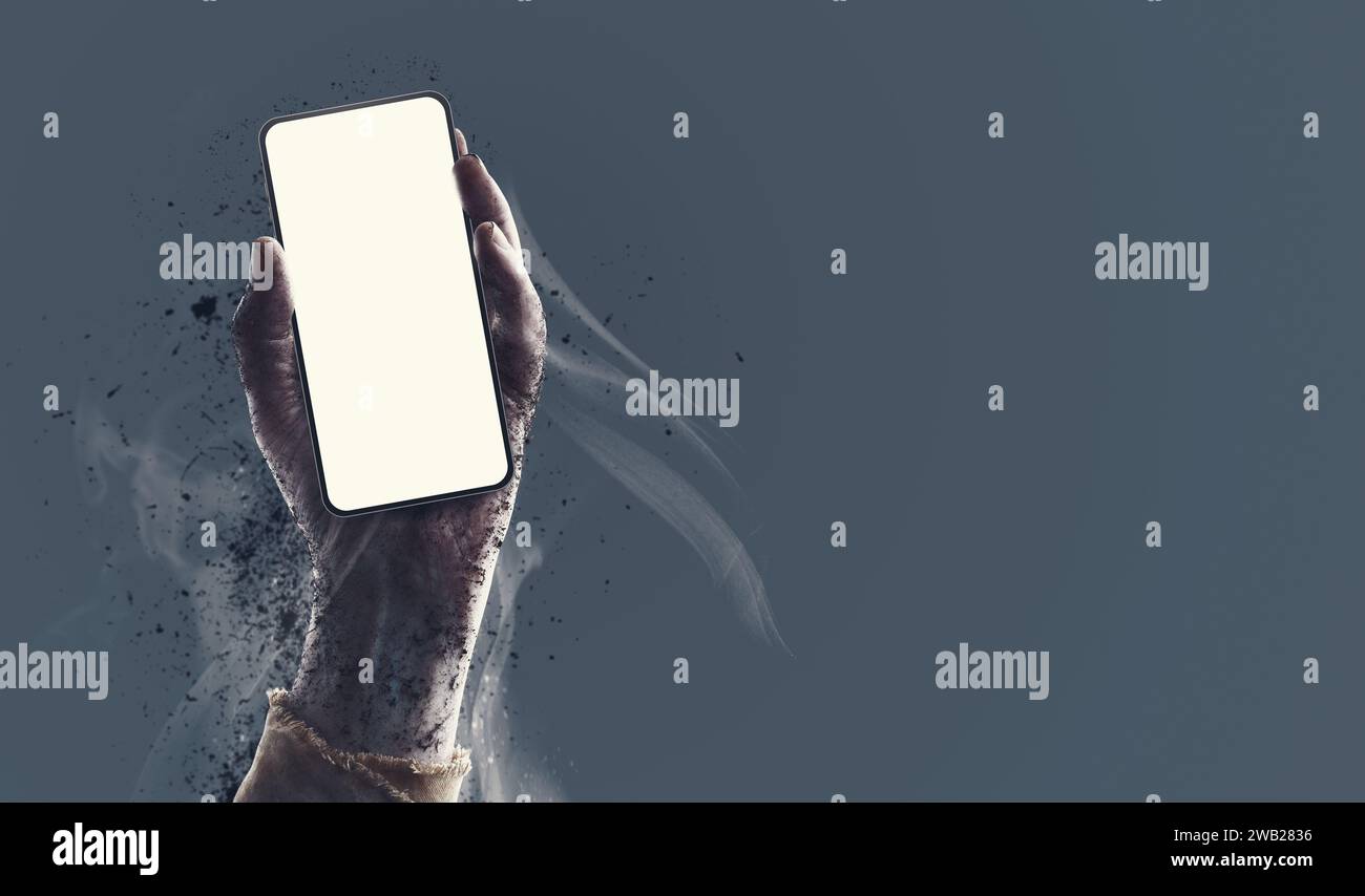 Gruselige Zombie-Hand mit Smartphone mit leerem Bildschirm, Horror und Halloween-Konzept Stockfoto