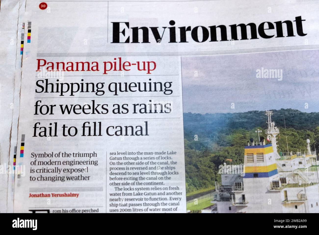 "Panama Pile-up Shipping Wareuing for wochenlang, da Regen den Kanal nicht füllen kann" Guardian Zeitung Schlagzeile Umwelt artikel 23 Dezember 2023 London Großbritannien Stockfoto