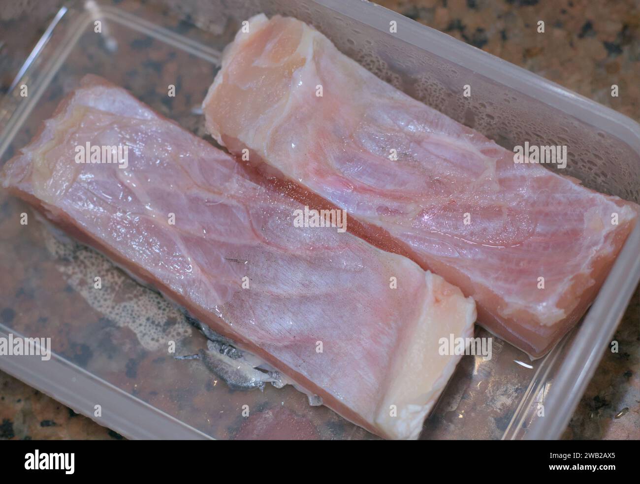 Roher Fisch schneidet aus dem Kühlschrank, bereit zum Kochen. Stockfoto