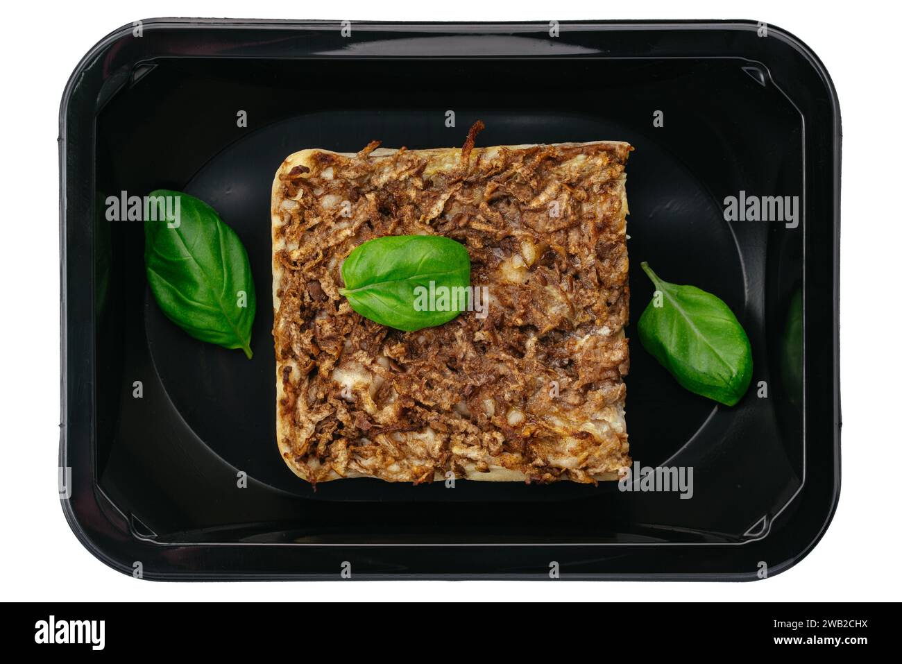 Fleischkuchen in der Lunchbox auf weißem Hintergrund Stockfoto