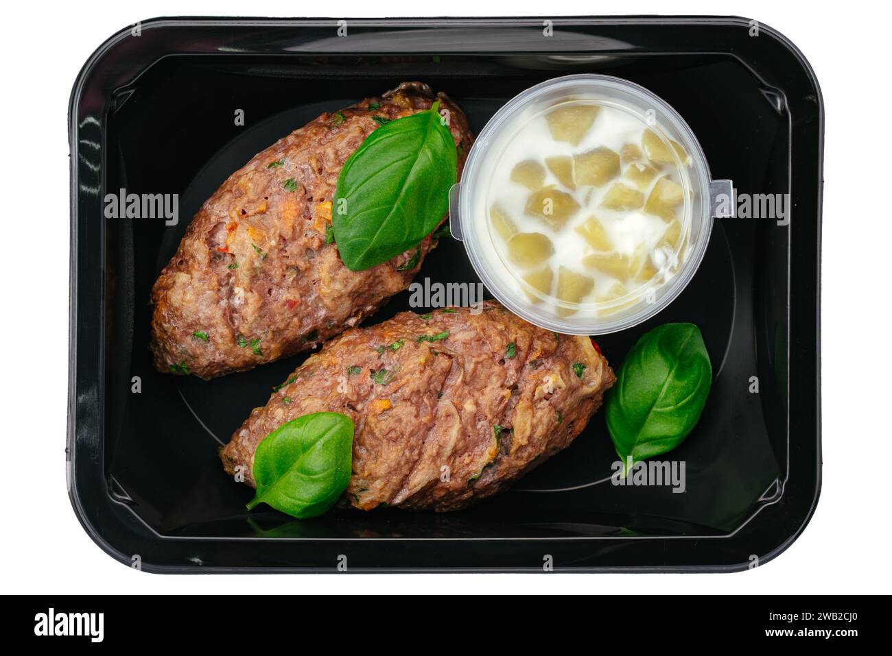 Rinderpastete mit Beilage in der Lunchbox auf weißem Hintergrund Stockfoto