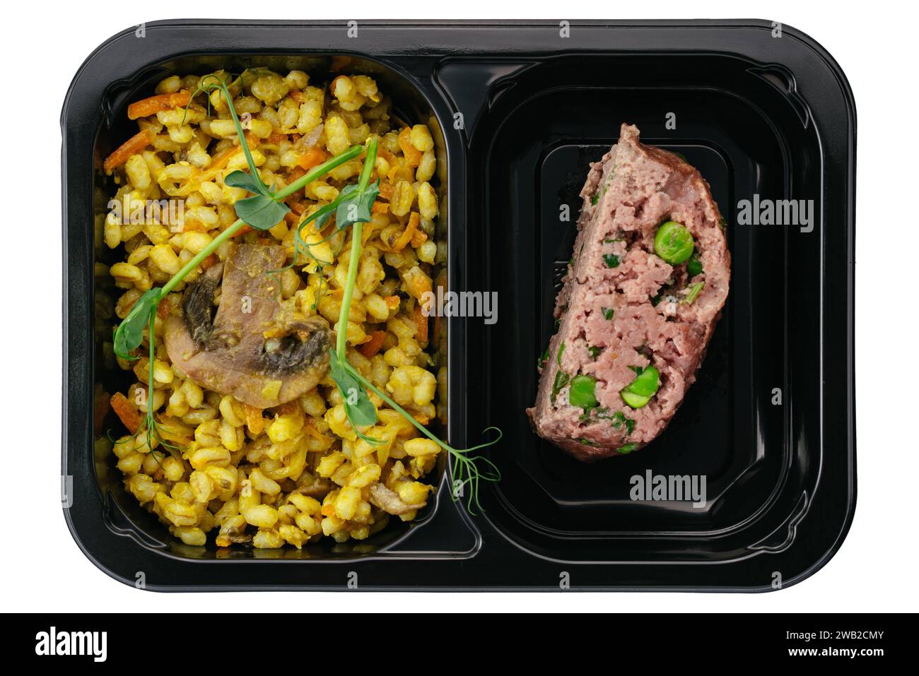 Rinderpastete mit Beilage in der Lunchbox auf weißem Hintergrund Stockfoto