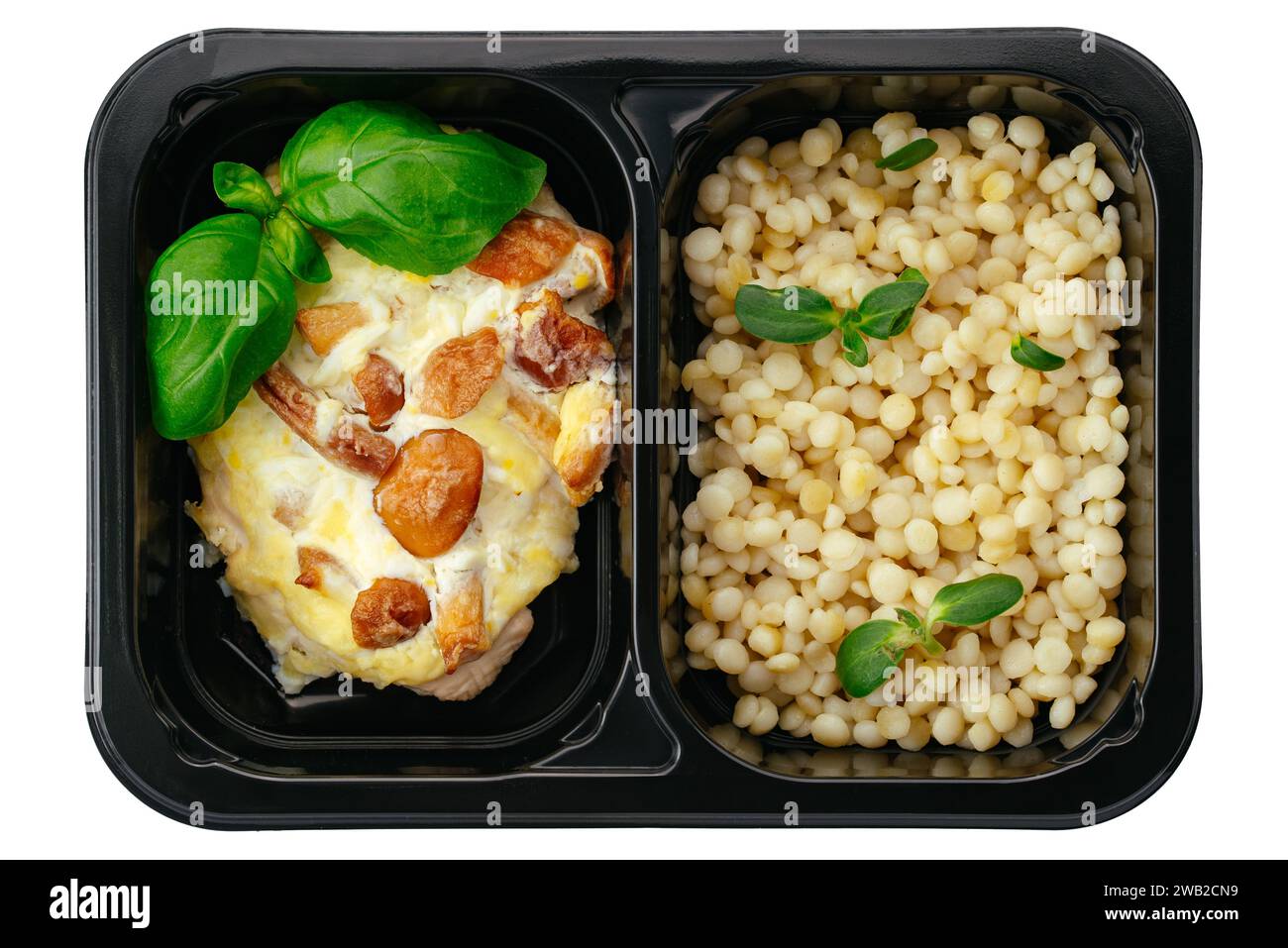 Fleisch gebacken mit Pilzen in einer Lunchbox auf weißem Hintergrund Stockfoto