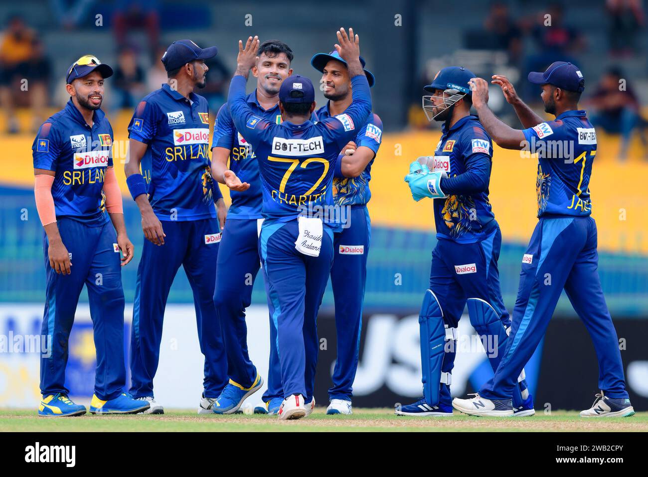 Colombo, Sri Lanka. Januar 2024. Sri Lankas Maheesh Theekshana (3L) feiert mit seinen Teamkollegen, nachdem er am 08. Januar 2024 im R. Premadasa Stadium in Colombo den Wicket von Simbabwe Joylord Gumbie beim zweiten eintägigen internationalen Cricket-Spiel zwischen Sri Lanka und Simbabwe erobert hat. Viraj Kothalwala/Alamy Live News Stockfoto