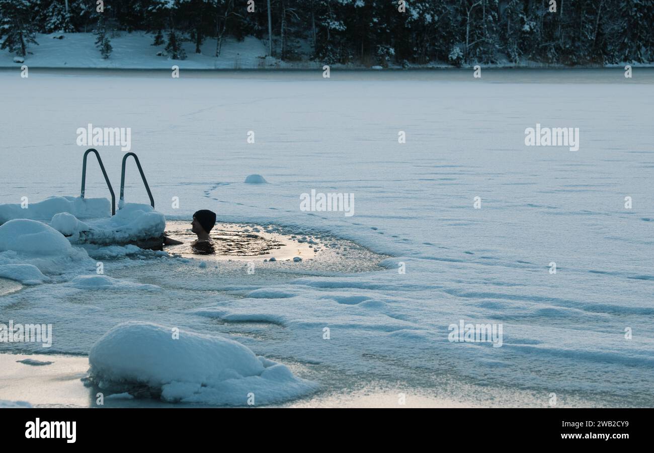 Kaltes Wasser des Mannes schwimmt in der gefrorenen ostsee Stockfoto
