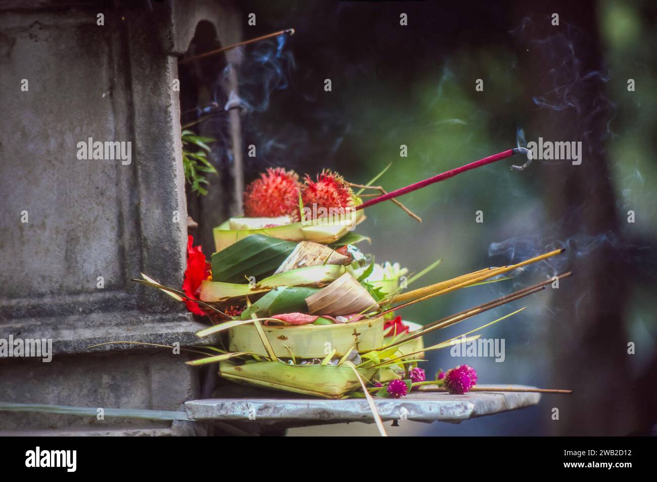 Indonesien, Bali - hindugottes Opfer in einem kleinen Schrein. Stockfoto