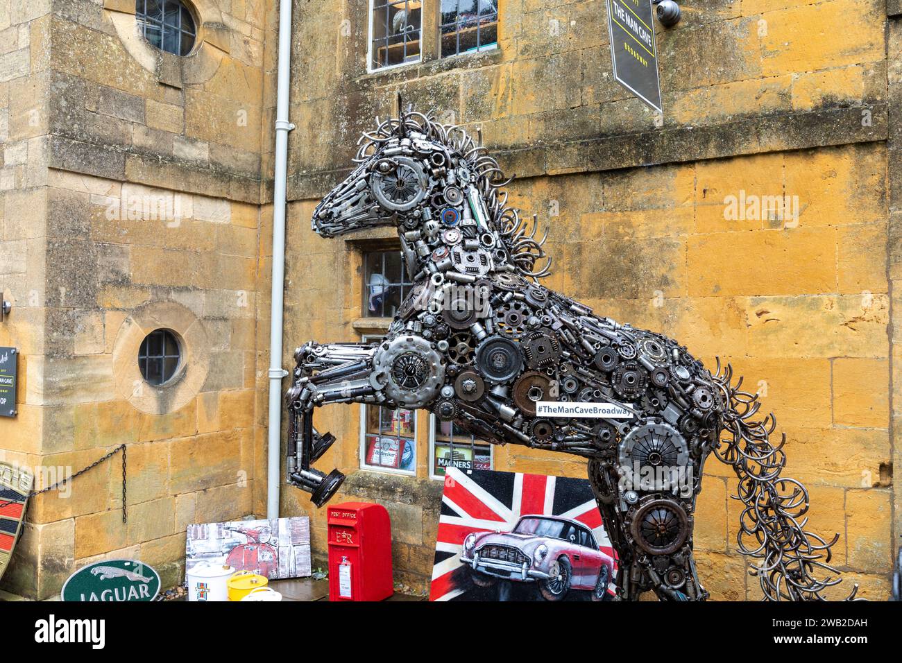 Der man Cave Broadway Store mit Oldtimer- und Kunstdrucken, High Street Broadway, Worcestershire, The cotswolds, England, UK, 2023 Stockfoto