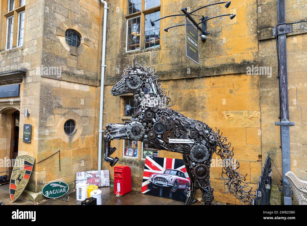 Der man Cave Broadway Store mit Oldtimer- und Kunstdrucken, High Street Broadway, Worcestershire, The cotswolds, England, UK, 2023 Stockfoto