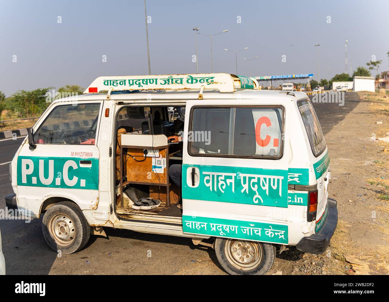 Der Minibus zur Überprüfung der Umweltverschmutzung auf der Nationalstraße wurde am 23. November 2023 in jodhpur rajasthan indien aufgenommen. Stockfoto