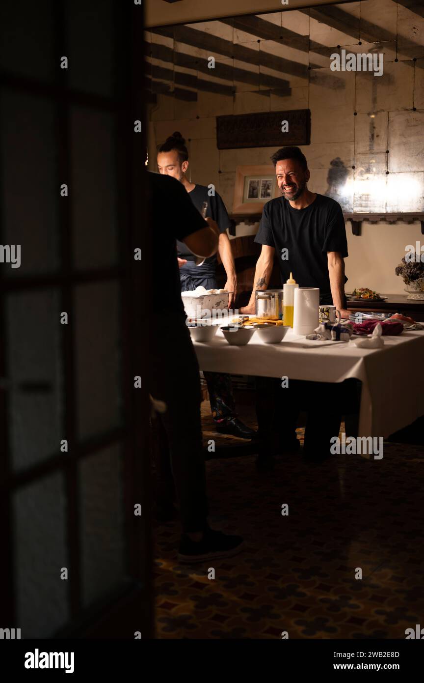 Szene, in der sich ein Team von Köchen bei einem Catering-Event entspannt. Stockfoto