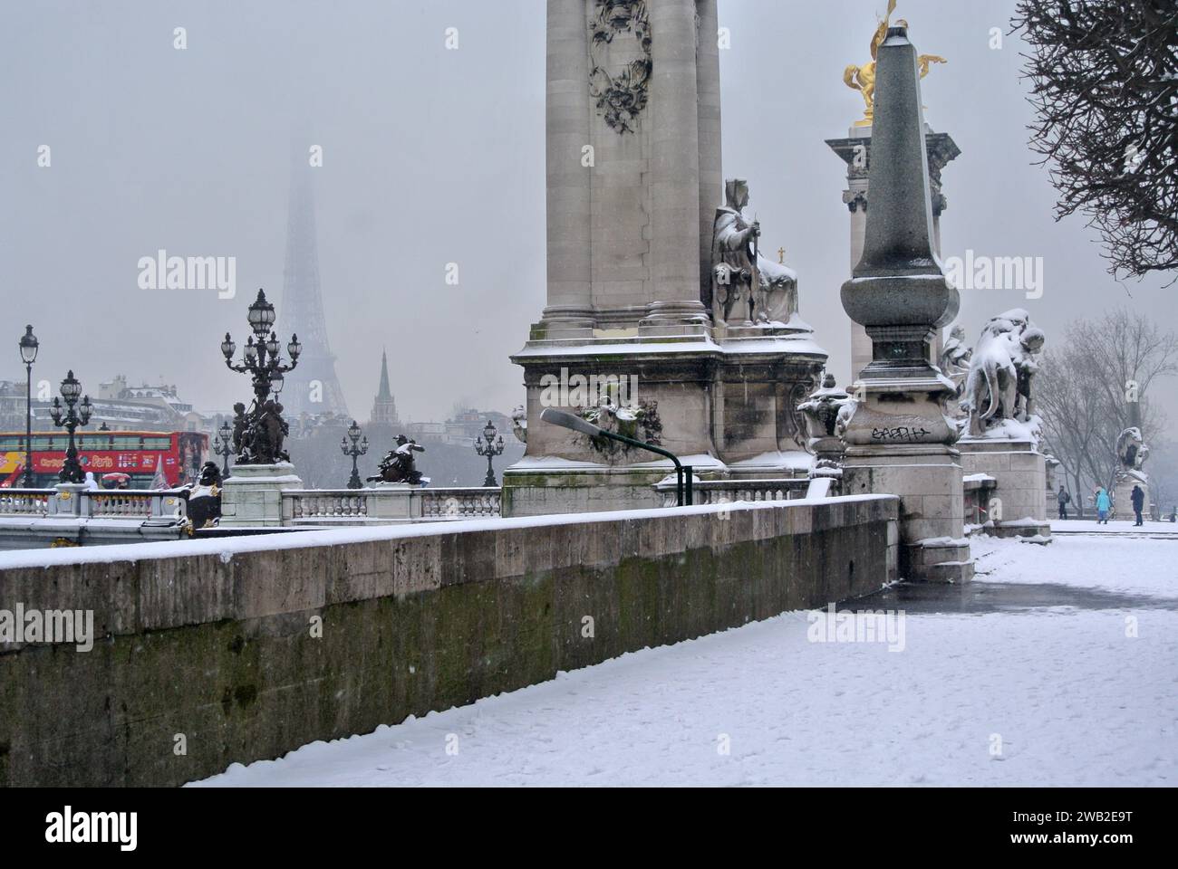 Unerwarteter Schnee in Paris. Brücke Alexandre III Stockfoto