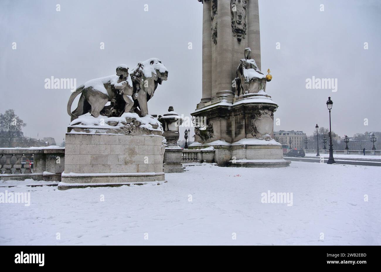 Unerwarteter Schnee in Paris. Brücke Alexandre III Stockfoto