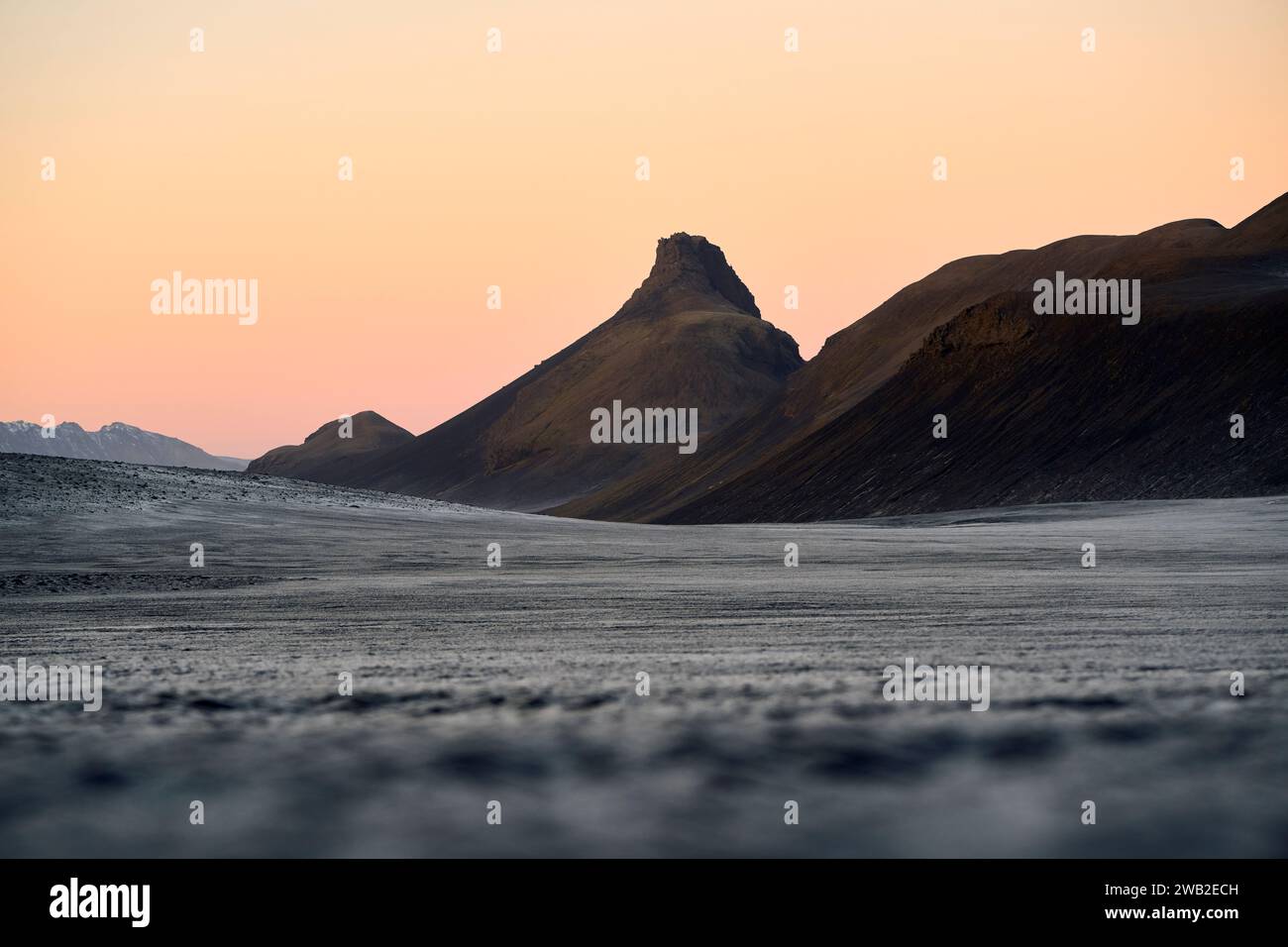 Berge mit schneebedeckter Oberfläche in Island Stockfoto