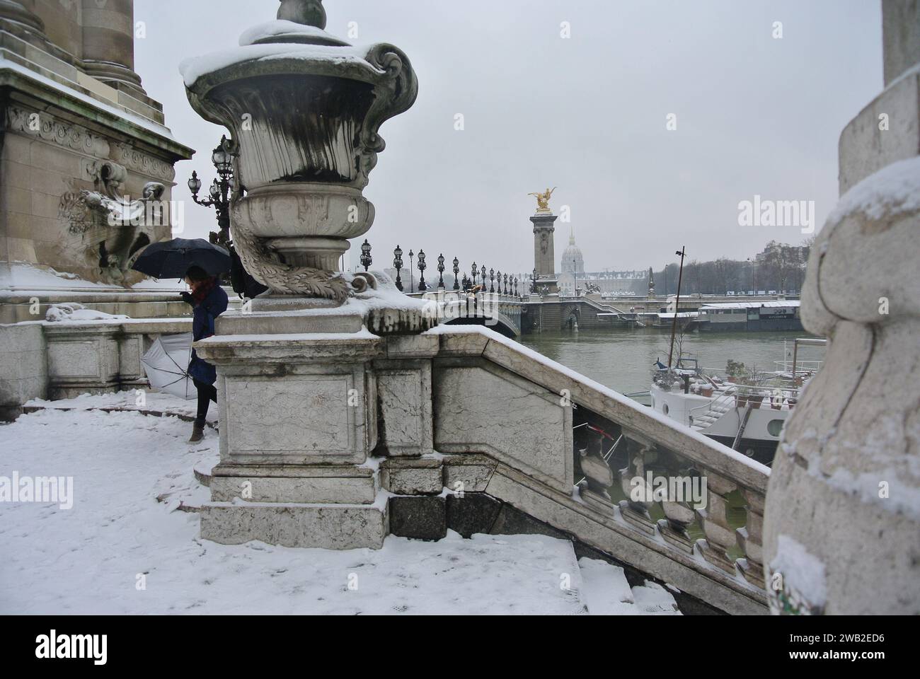 Unerwarteter Schnee in Paris. Brücke Alexandre III Stockfoto