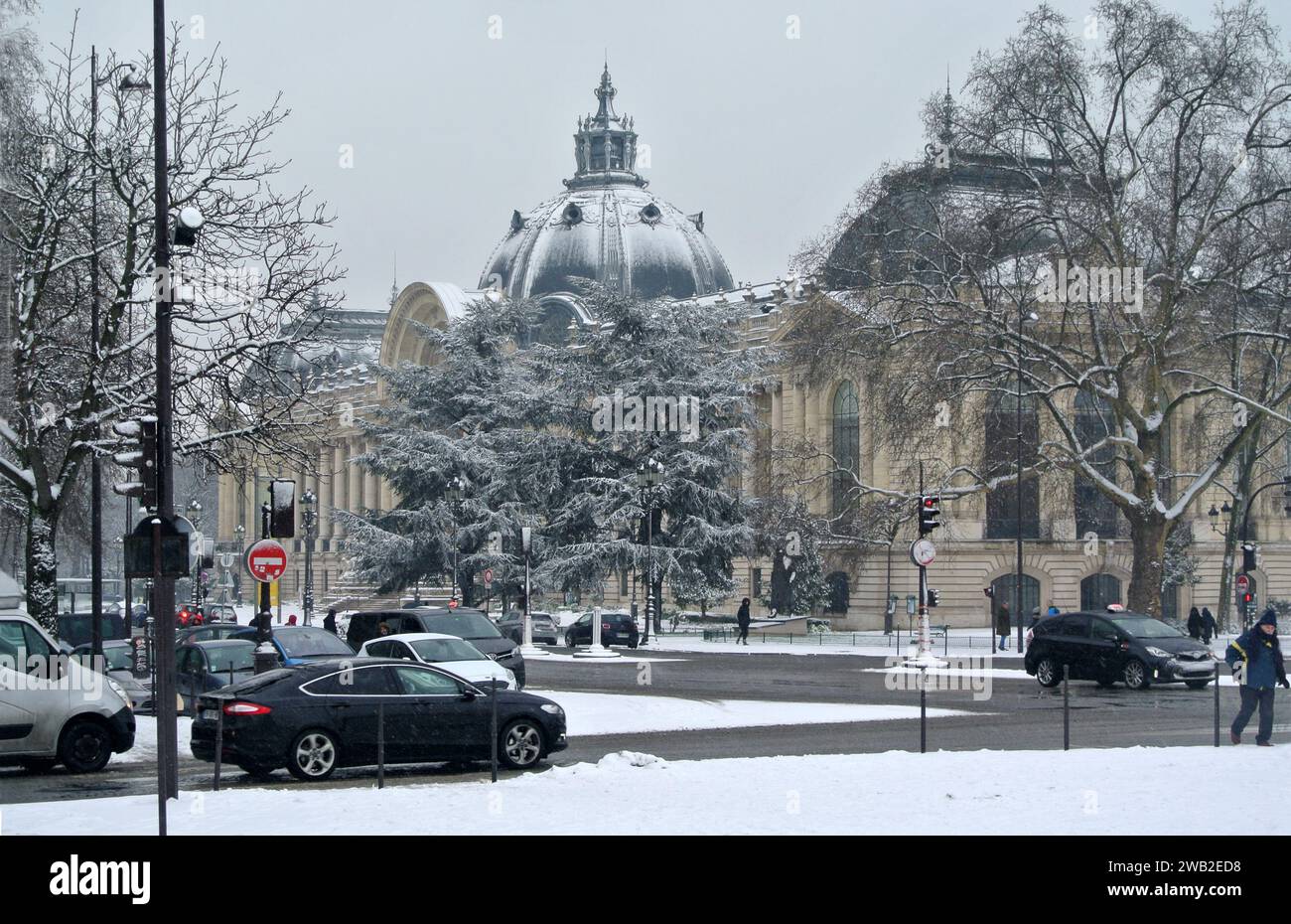 Unerwarteter Schnee in Paris. Grand Palais. Stockfoto