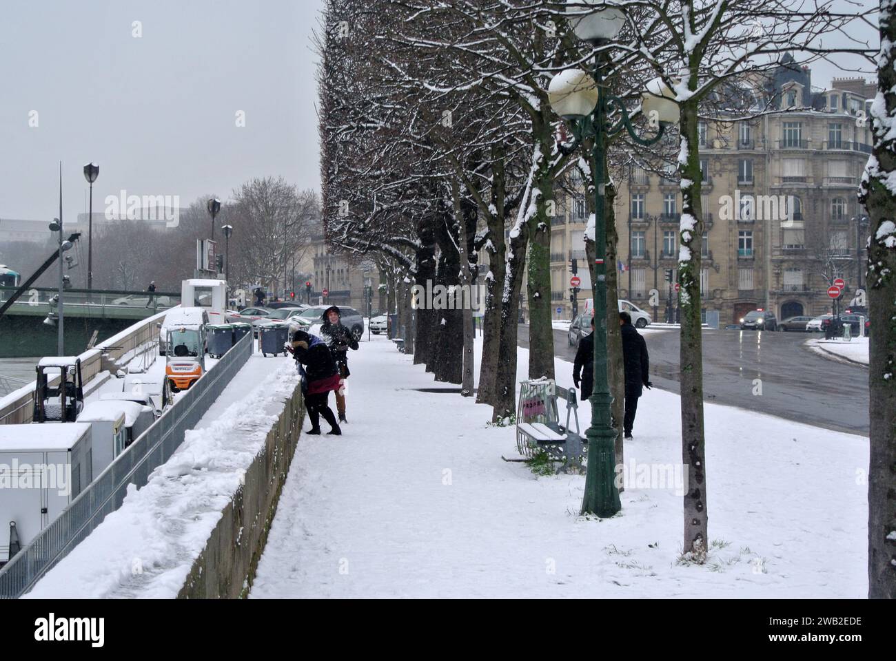 Unerwarteter Schnee in Paris. Am Ufer der seine. Stockfoto