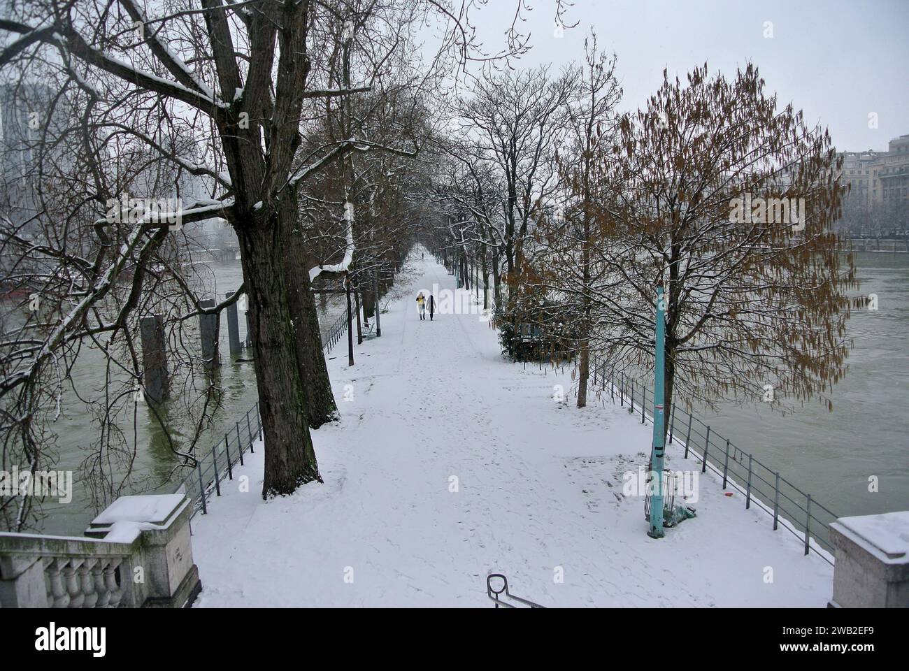 Unerwarteter Schnee in Paris. Auf Swan Island herrscht Stille. Stockfoto