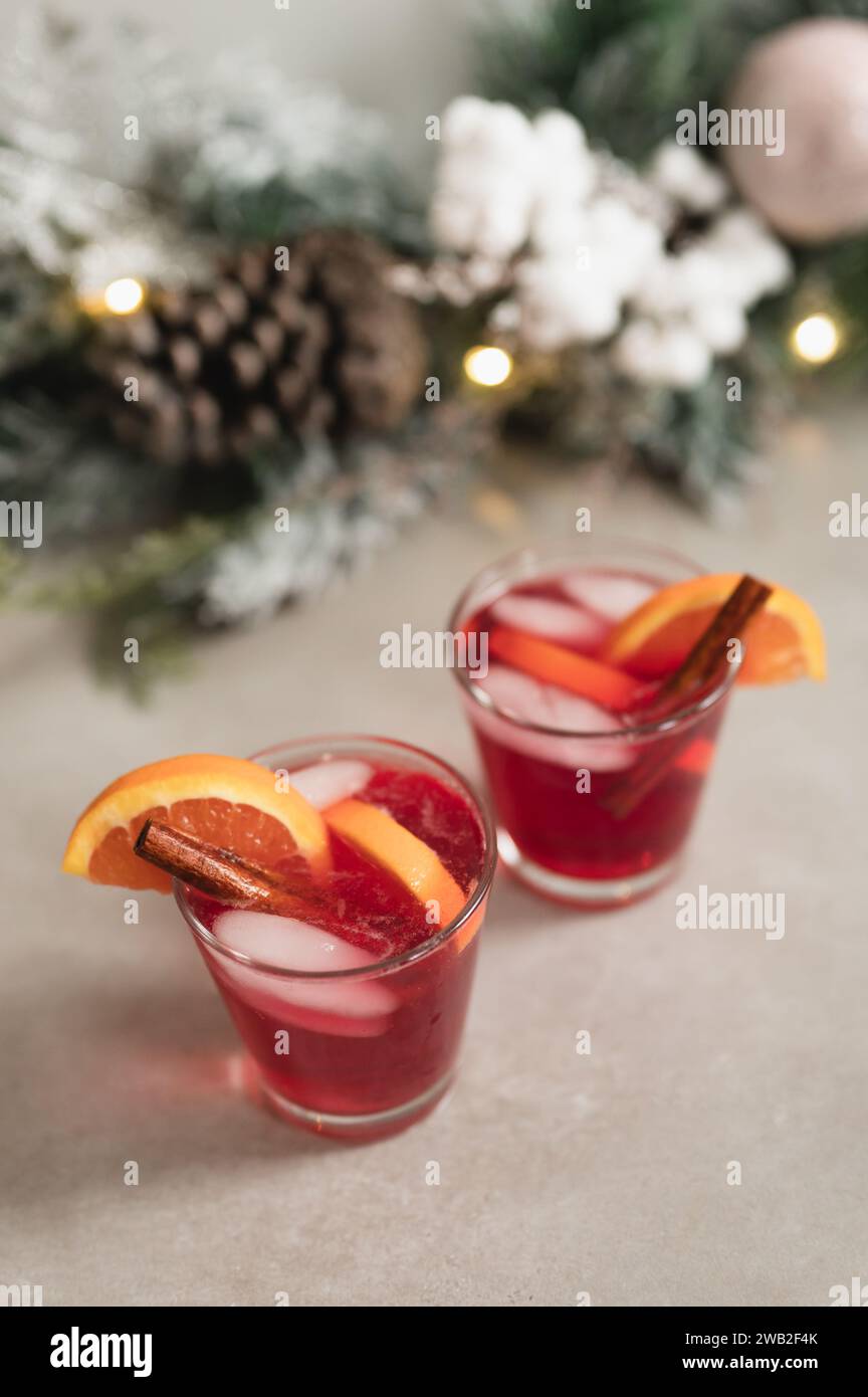 Cocktails im Weihnachtsstil mit Orangen und Zimtstangen Stockfoto