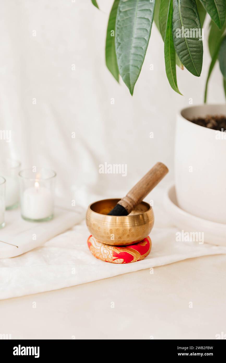 Wellness Tibetische Klangschale im weißen Raum Stockfoto