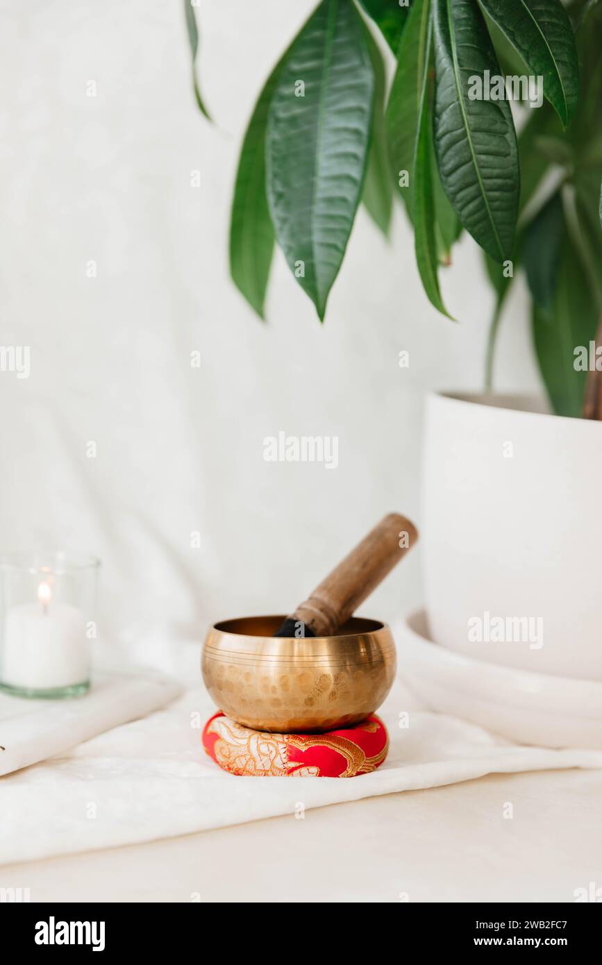 Wellness Tibetische Klangschale im weißen Raum Stockfoto